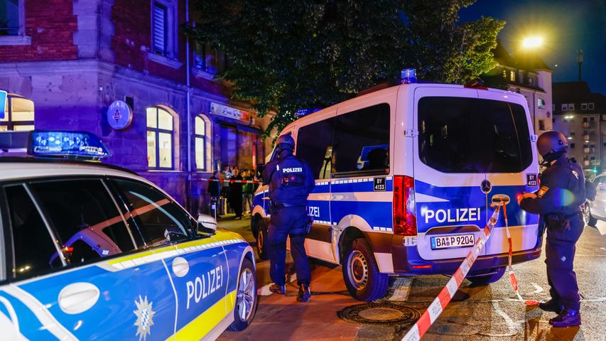 Eine Streife der Polizeiinspektion Nürnberg-West kam vor Ort und stellte fest, dass es sich hierbei um Projektile handelte, die mutmaßlich aus einem Luftgewehr verschossen wurden. 