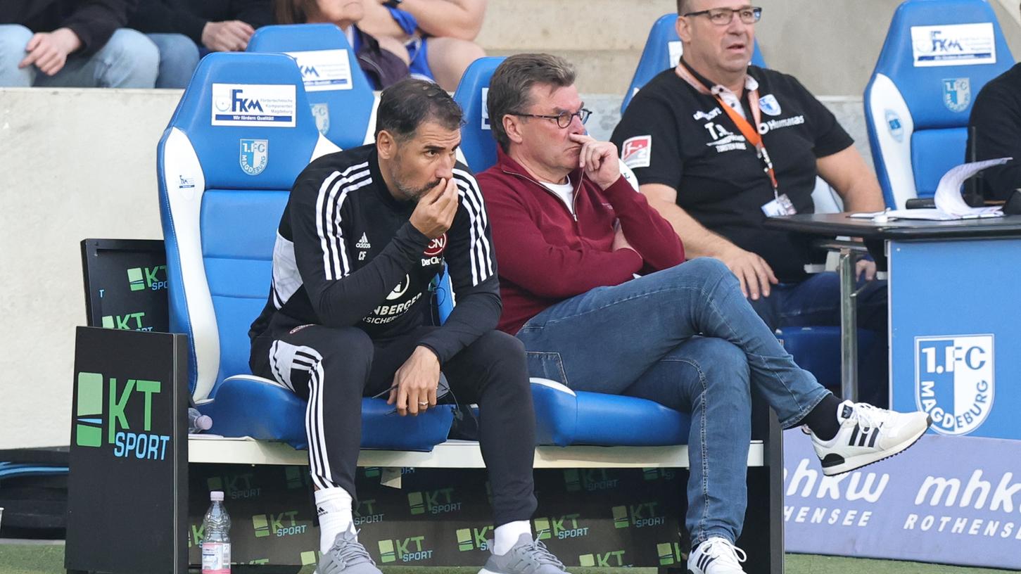 Sorgenvolle Blicke: Trainer Dieter Hecking (rechts) und sein Assistent Cristian Fiel können mit dem Remis in Magdeburg nicht mehr zufrieden sein.