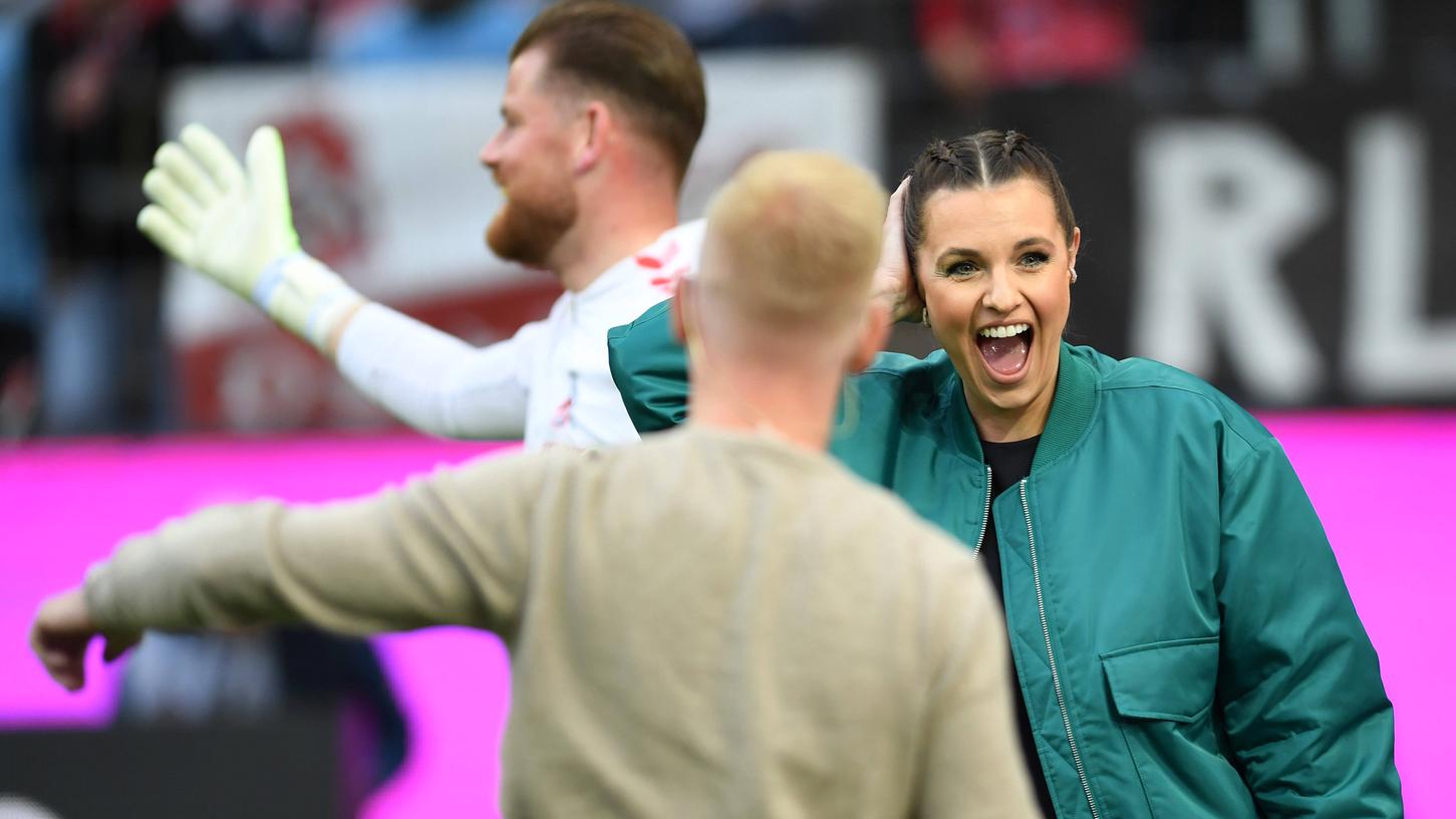 Kurzer Schreckmoment, dann Erleichterung und Gelächter. Laura Wontorra nach dem "Kopfball" am Spielfeldrand.