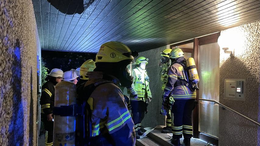 Ein Trupp unter schwerem Atemschutz ging in Großenseebach zur Erkundung in einem Einfamilienhaus vor.   