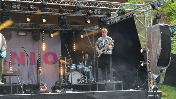 Am 13. Juli darf das Festival den Shooting-Star der deutschen Indie-Szene schlechthin begrüßen: Ennio. Dem noch jungen Indie-Sänger mit der Reibeisenstimme wurde die Musik mit in die Wiege gelegt - schließlich ist er benannt nach dem legendären Komponisten Ennio Morricone. Nach mehrfach hochverlegten und restlos ausverkauften Touren kommt der Künstler im Juli vor seiner großen "Schlaraffenland"-Tour im Herbst für ein Konzert nach Erlangen.