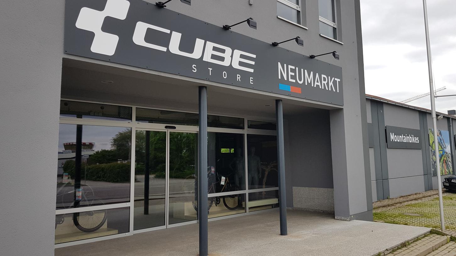 Das ging ruckzuck: Vor zehn Tagen war das neue Fahrradgeschäft an der Nürnberger Straße in Neumarkt noch mausgrau und leer. Jetzt schaut es schon "öffnungsbereit" aus. Das ging ruckzuck: Vor zehn Tagen war das neue Fahrradgeschäft an der Nürnberger Straße in Neumarkt noch mausgrau und leer. Jetzt schaut es schon "öffnungsbereit" aus.