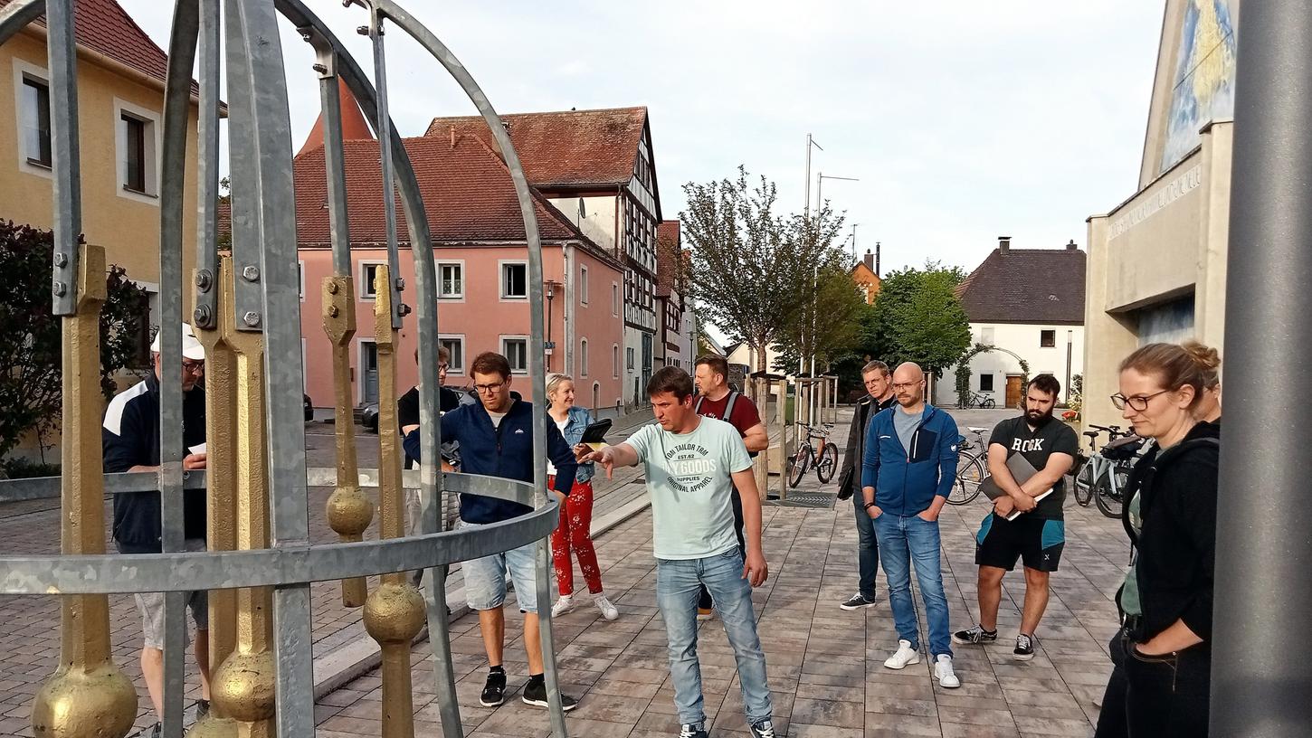 Wohin mit der historischen Kirchenglocke und dem neuen Altstadtmodell aus Bronze - darüber beriet der Ornbauer Stadtrat vor Ort.