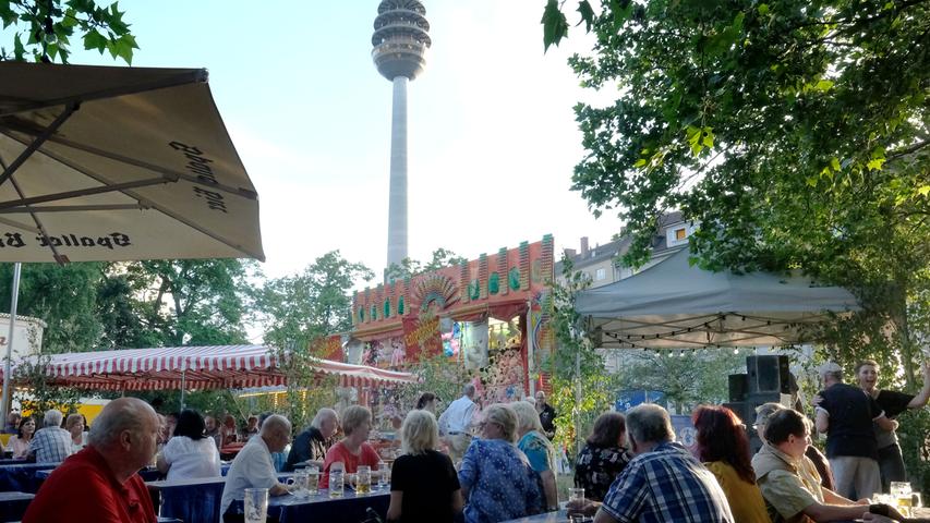 Der Stadtteil Schweinau eröffnet die Kärwa-Saison am Donnerstag, 9. Mai, mit ihrer Kirchweih. Für vier Tage gibt es dort frisch gezapftes Bier, zünftiges Essen, ausgelassene Stimmung und Live-Musik.