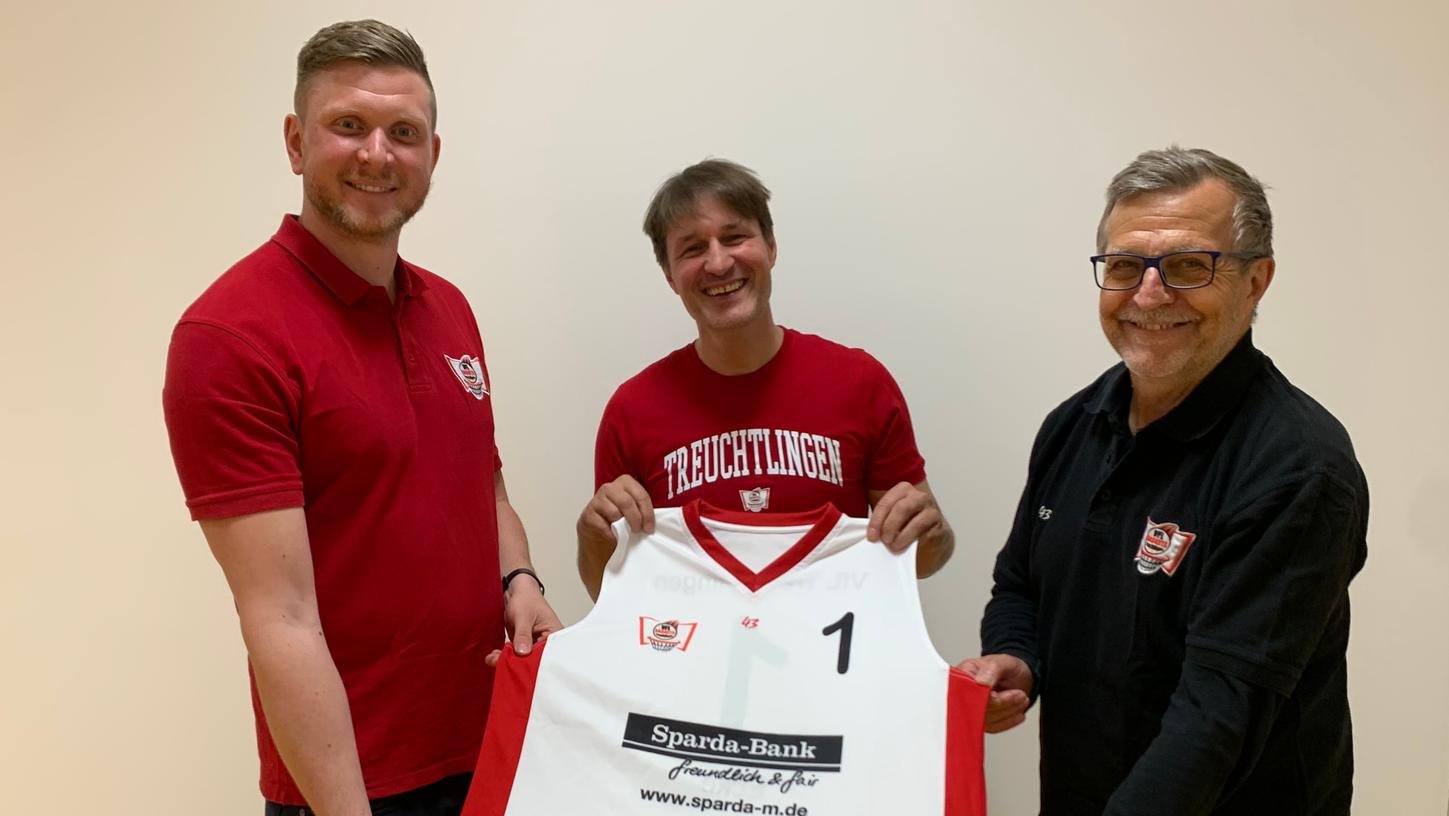 Der „Wunschkandidat“: Der neue VfL-Trainer Goran Petrovic (Mitte) erhielt von den beiden Basketball-Abteilungsleitern Stefan Schmoll (links) und Josef Ferschl (rechts) symbolisch das Treuchtlinger Trikot mit der Nummer eins.  