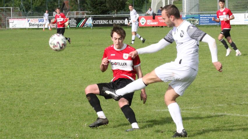 Der TSV 1860 Weißenburg (links Philipp Schwarz) und der FC Ehekirchen trennten sich mit einem 1:1-Unentschieden.