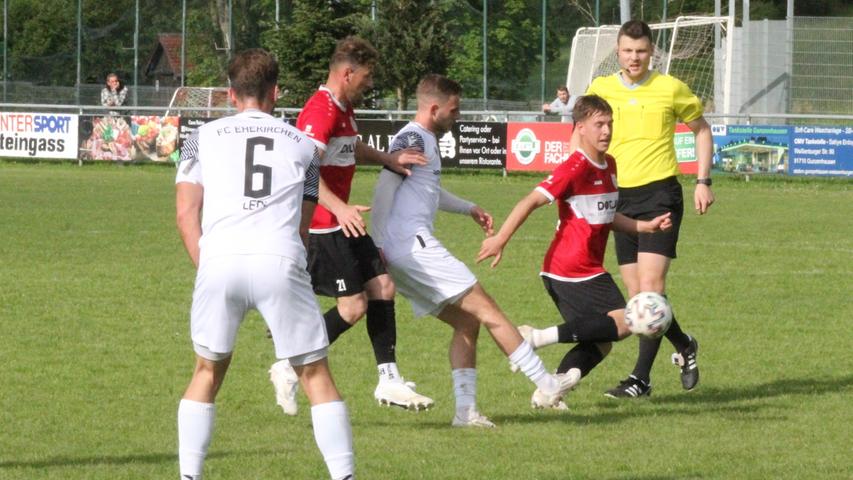 Der TSV 1860 Weißenburg (am Ball Noah Schneider) und der FC Ehekirchen trennten sich mit einem 1:1-Unentschieden.