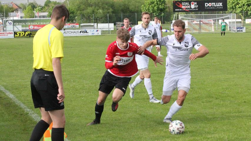 Der TSV 1860 Weißenburg (links Tim Koszorus) und der FC Ehekirchen trennten sich mit einem 1:1-Unentschieden.