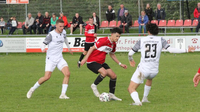Der TSV 1860 Weißenburg (Mitte Ferat Nitaj) und der FC Ehekirchen trennten sich mit einem 1:1-Unentschieden.