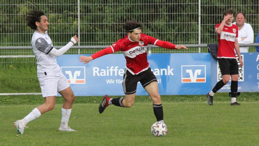 Der TSV 1860 Weißenburg (rechts Neo Stengel) und der FC Ehekirchen (links Pascal Schittler) trennten sich mit einem 1:1-Unentschieden.