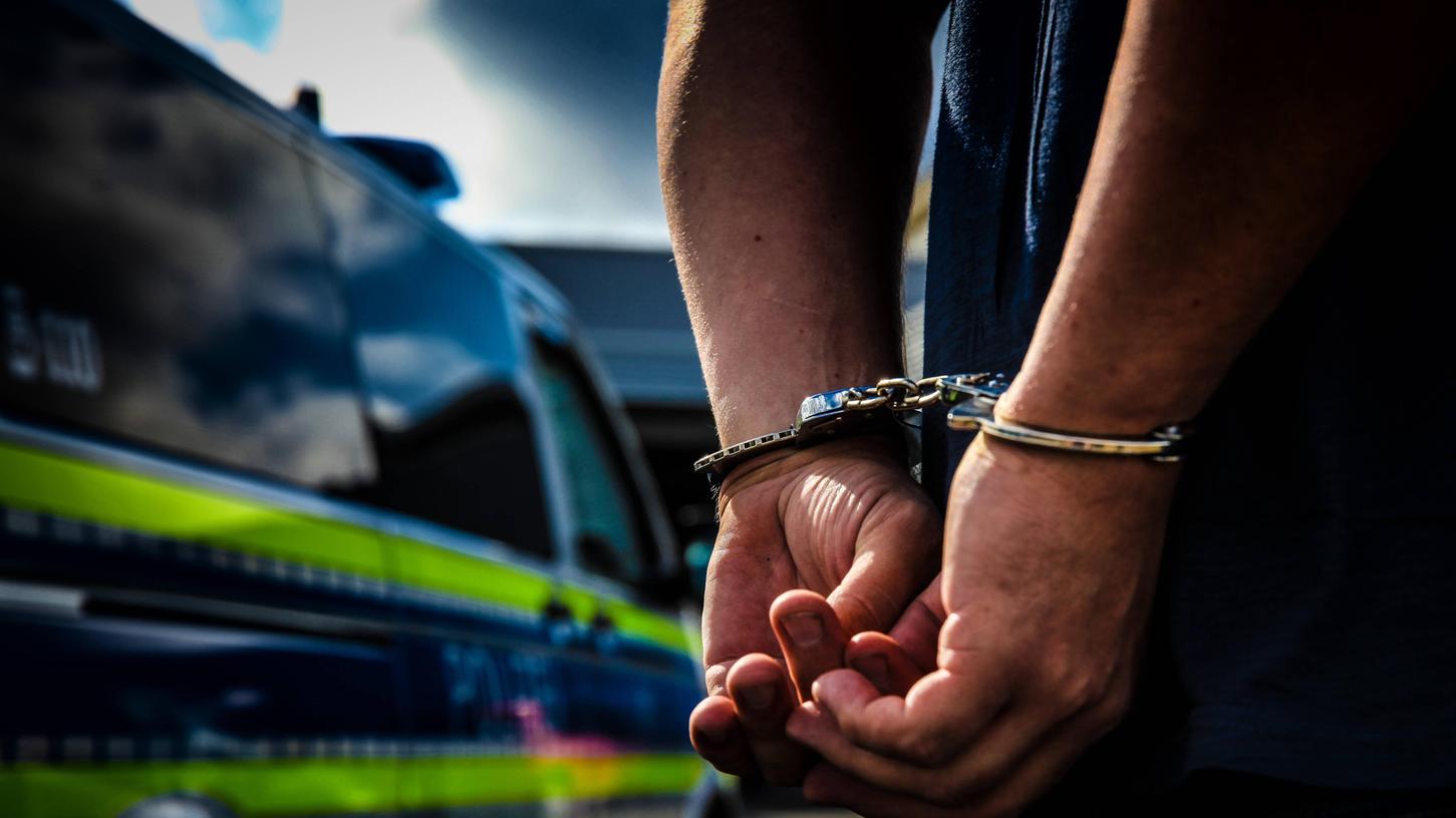 Am Ende klickten bei dem 55-Jährigen die Handschellen. Hier ein Motvibild. Am Ende klickten bei dem 55-Jährigen die Handschellen. Hier ein Motvibild.