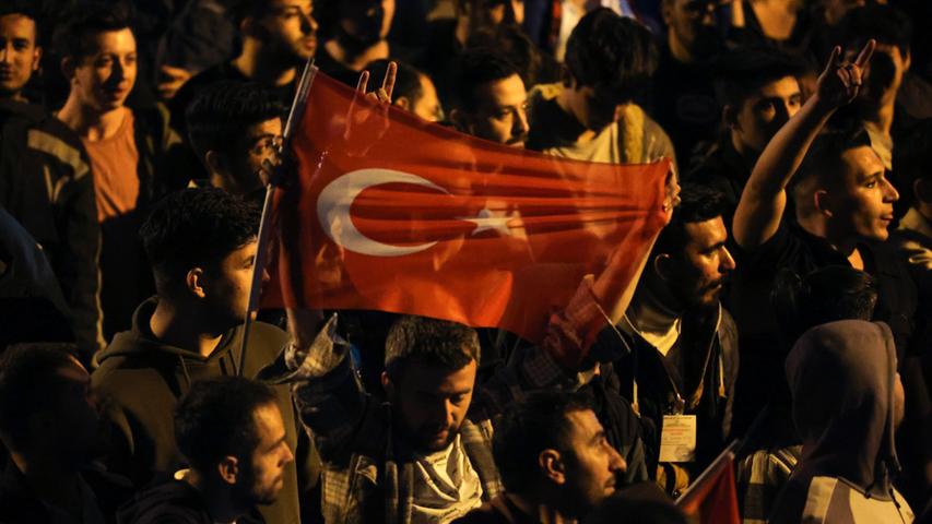 Anhänger von Kilicdaroglu, dem Vorsitzenden der Mitte-Links- und pro-säkularen Republikanischen Volkspartei (CHP), jubeln vor der Parteizentrale in Ankara.