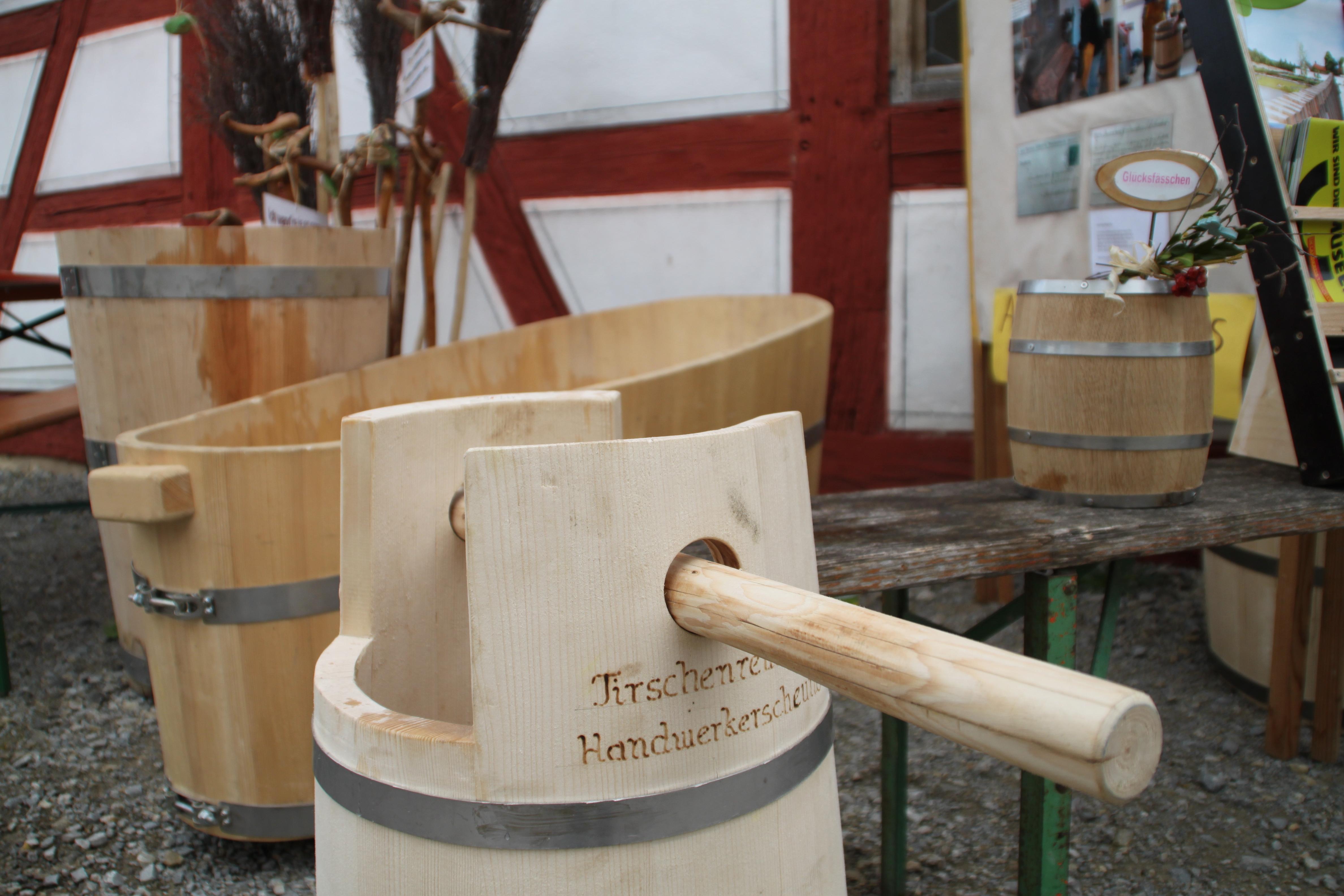 Auf dem Tag des Immateriellen Kulturerbes im Fränkischen Freilandmuseum konnten die Besucherinnen und Besucher einen Blick auf Werkstücke aus der Tirschenreuther Handwerkerscheune werfen. 