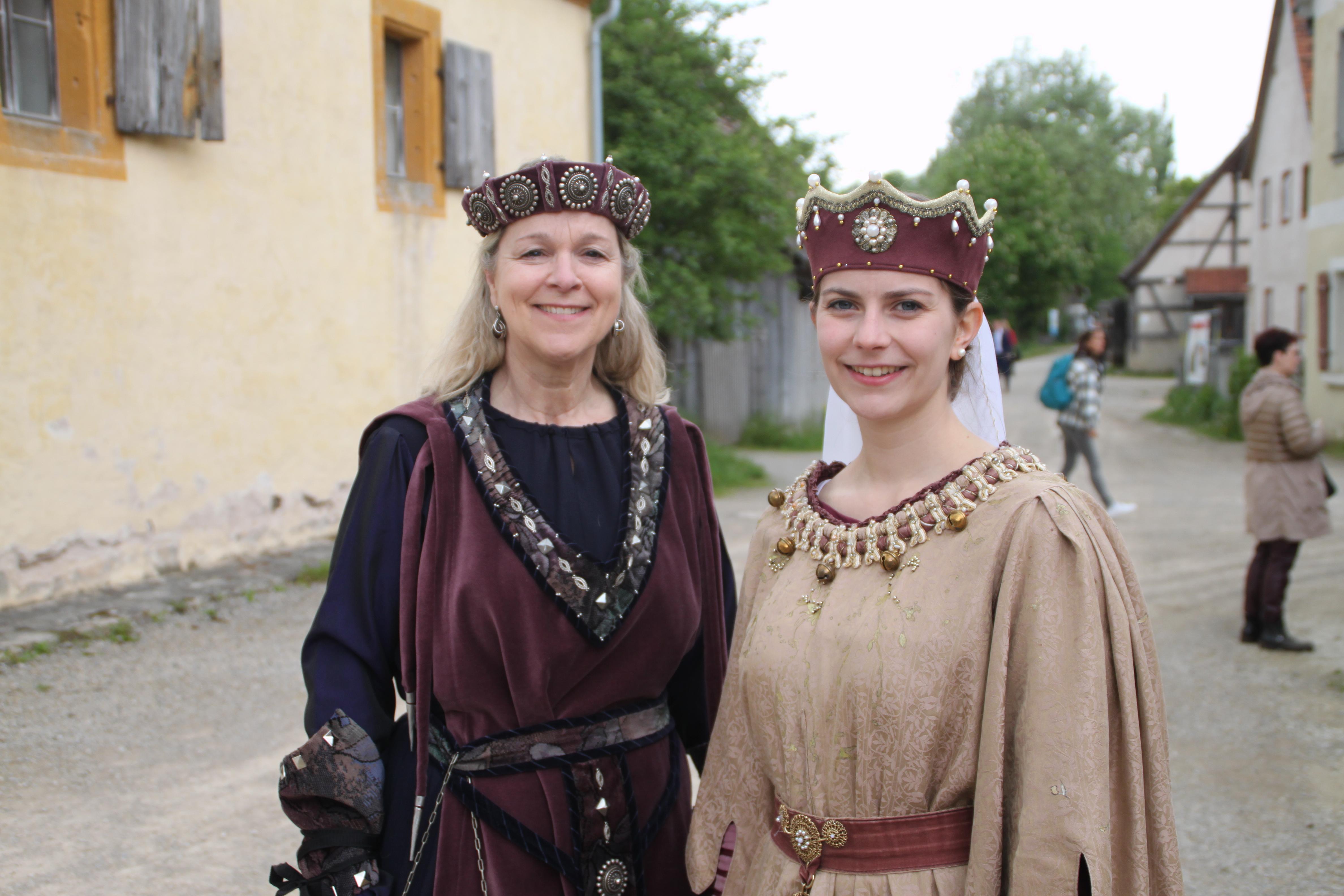 Traditionelle Gewänder durften ebenfalls nicht fehlen. Diese Frauen trugen Gewänder des Further Drachenstichs. 