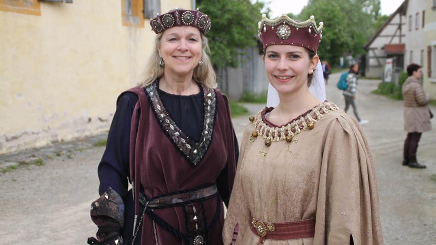 Traditionelle Gewänder durften ebenfalls nicht fehlen. Diese Frauen trugen Gewänder des Further Drachenstichs. 