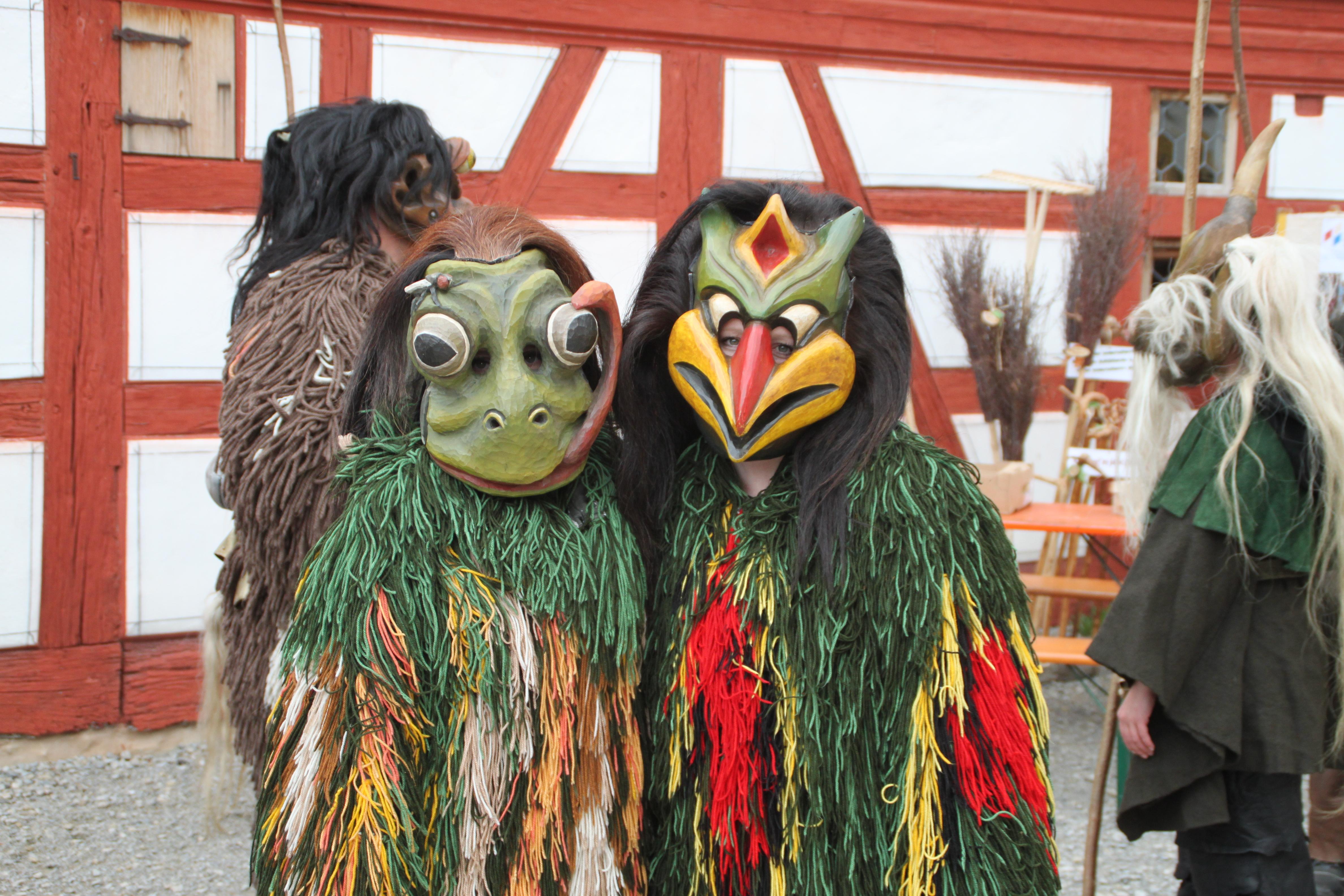 Der Perschtenbund faszinierte die Besucherinnen und Besucher mit traditionellen Masken.