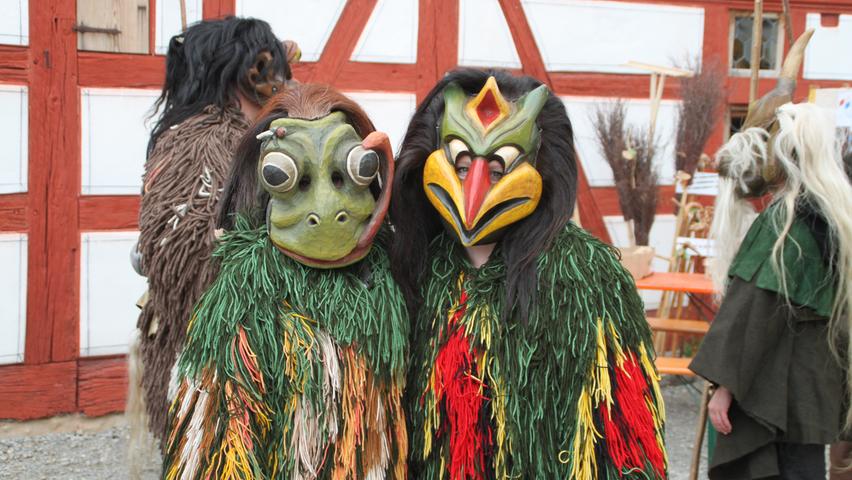 Der Perschtenbund faszinierte die Besucherinnen und Besucher mit traditionellen Masken.