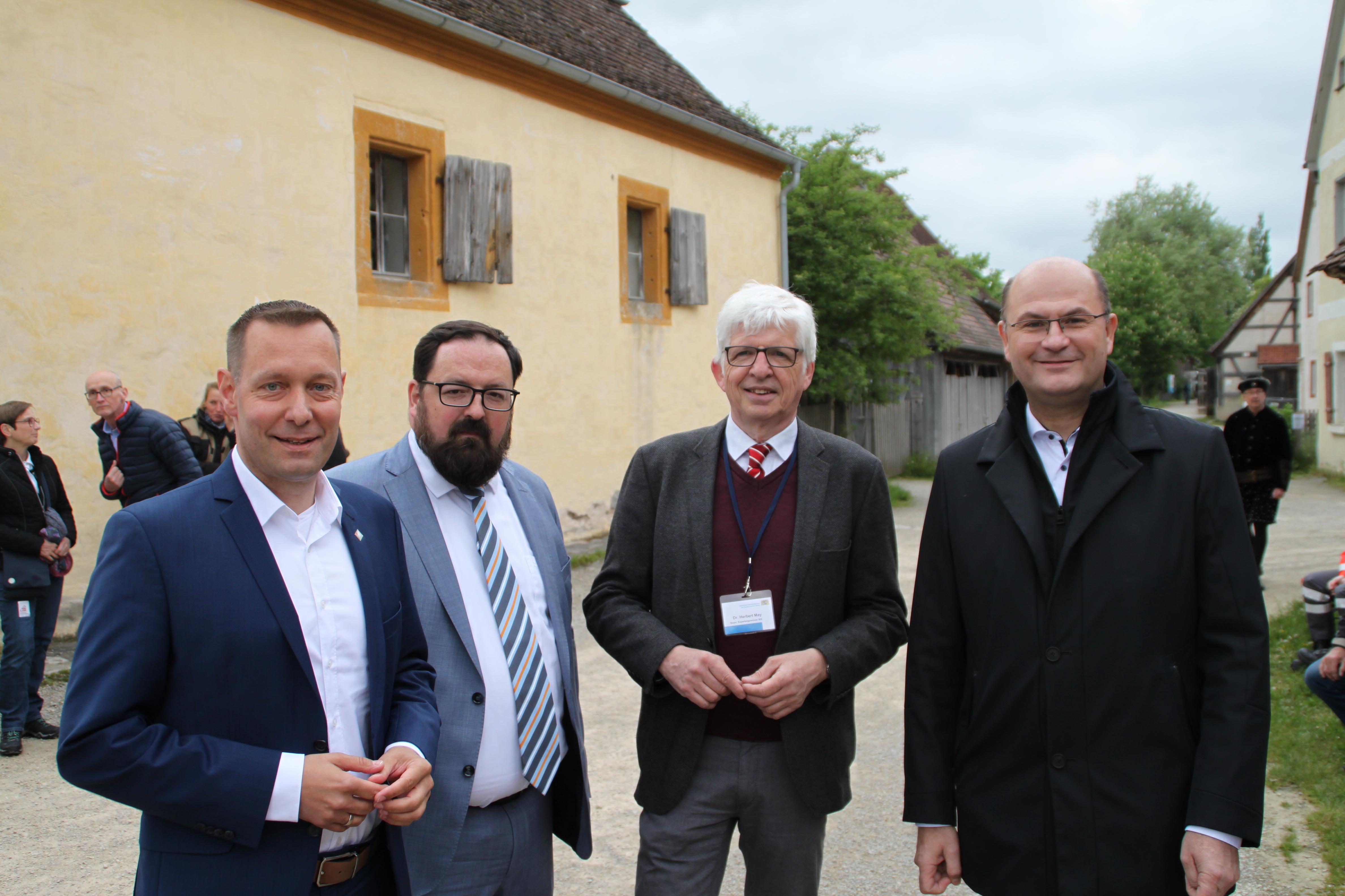 Bezirkstagspräsident Armin Kroder, Verwaltungsleiter Reinhold Werner, Museumsdirektor Dr. Herbert May und Minister Albert Füracker (von links) besuchten den Tag des Immateriellen Kulturerbes im Freilandmuseum. 