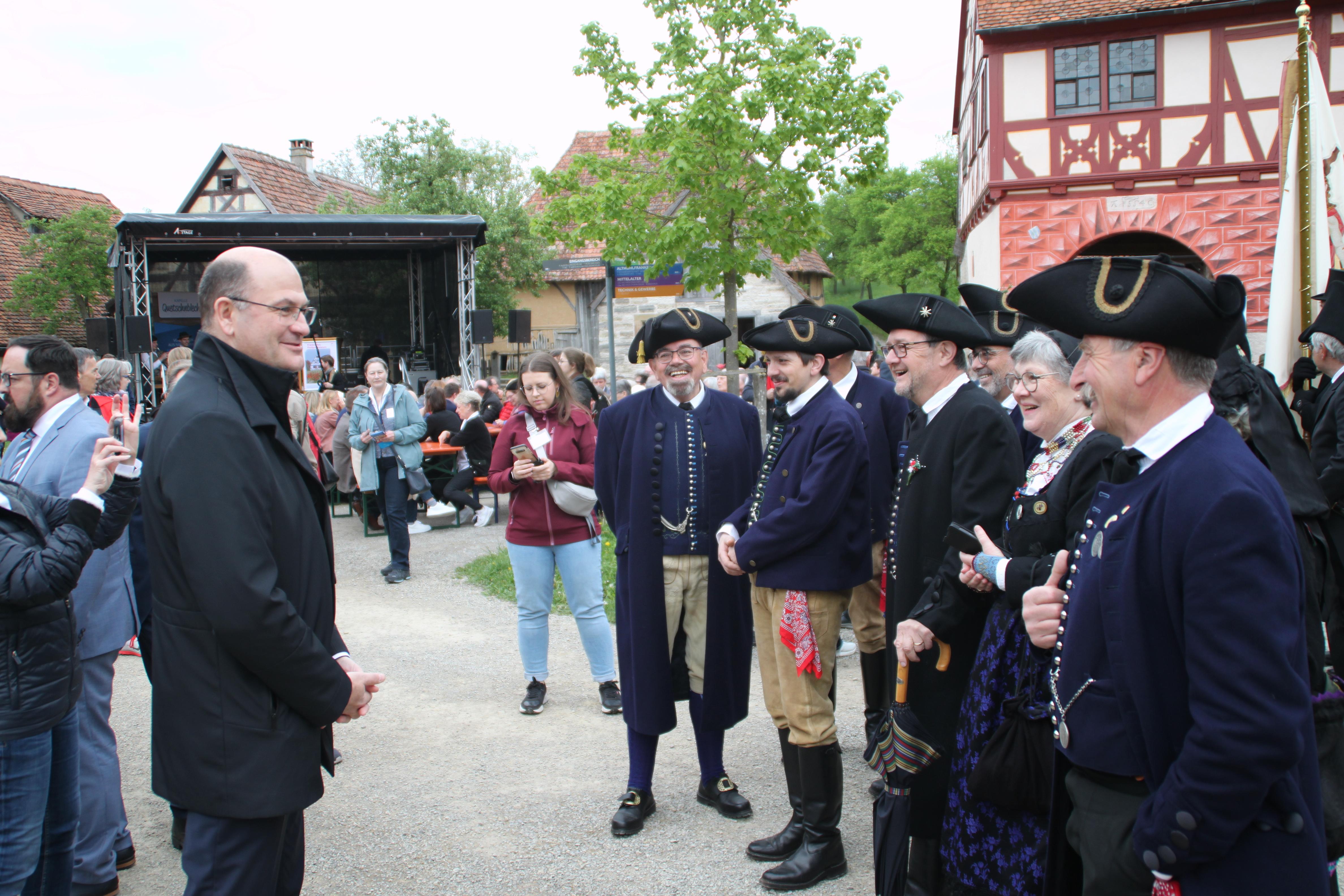 Minister Albert Füracker nahm sich Zeit für Gespräche mit den Teilnehmenden. 