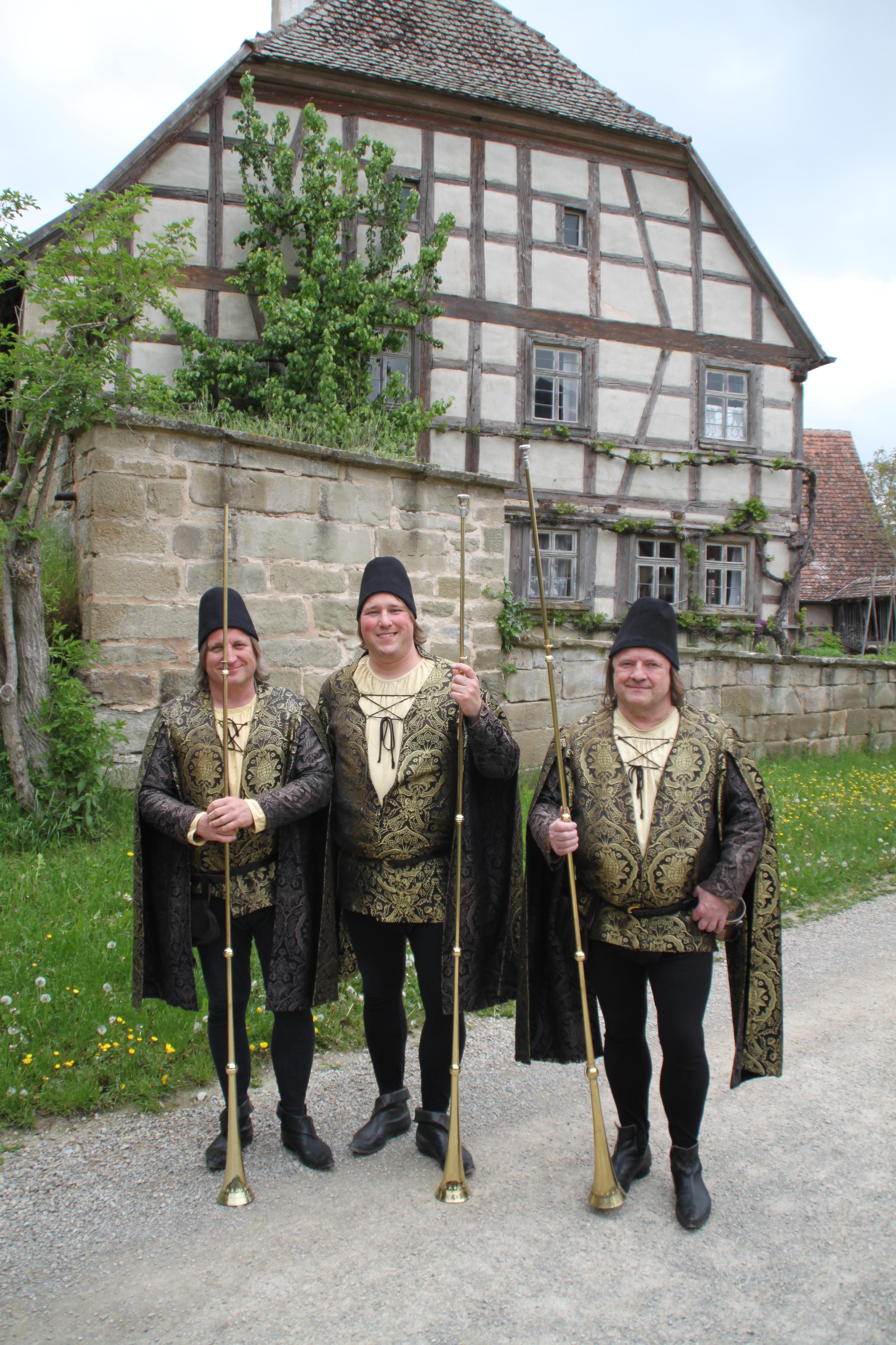 Und auch die Teilnehmer der Landshuter Hochzeit präsentierten ihre festlichen Gewänder. 