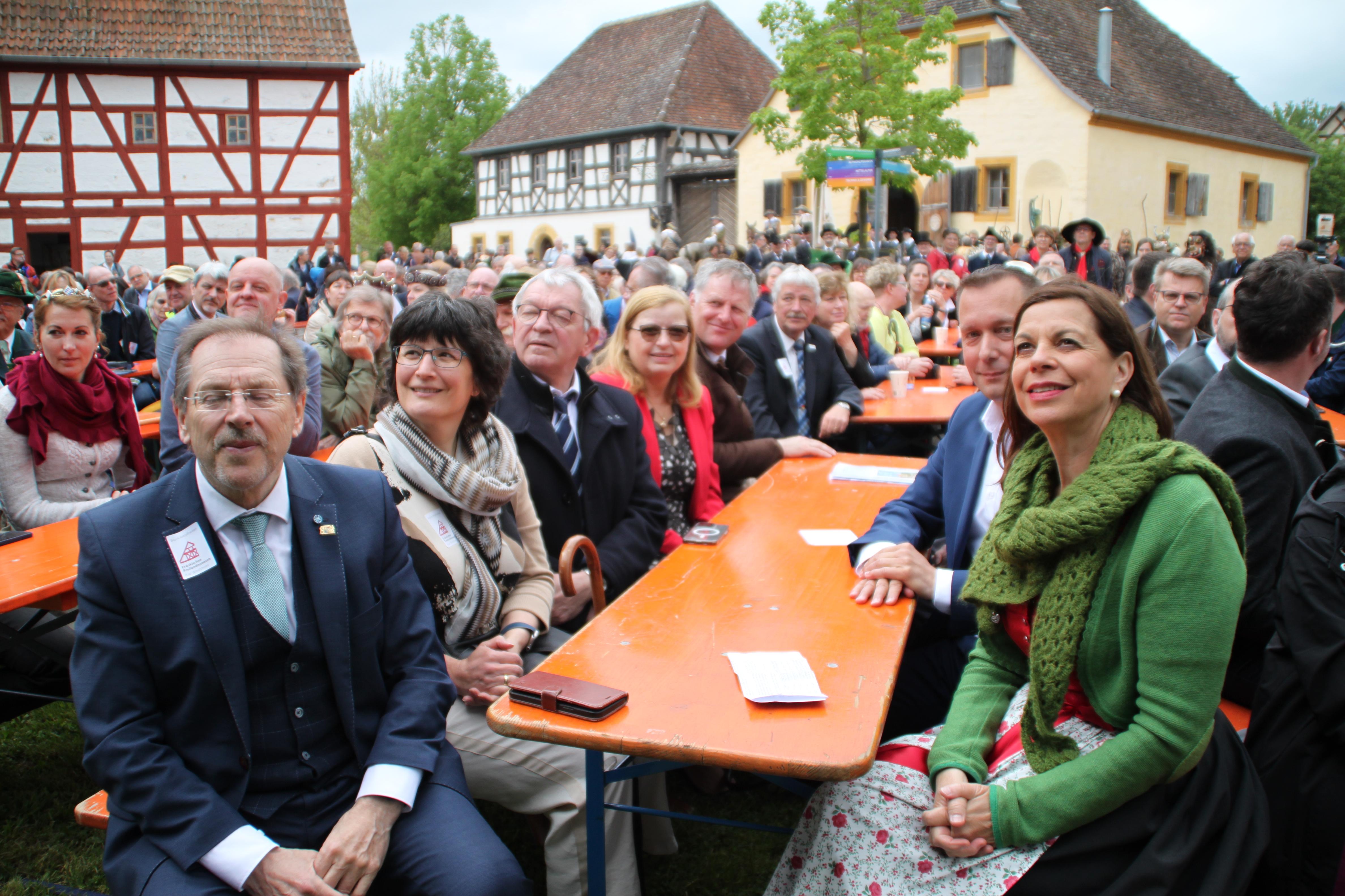 Moderatorin Traudi Sieferlinger (rechts) führte durch das Event und mischte sich unter die Zuschauerinnen und Zuschauer.