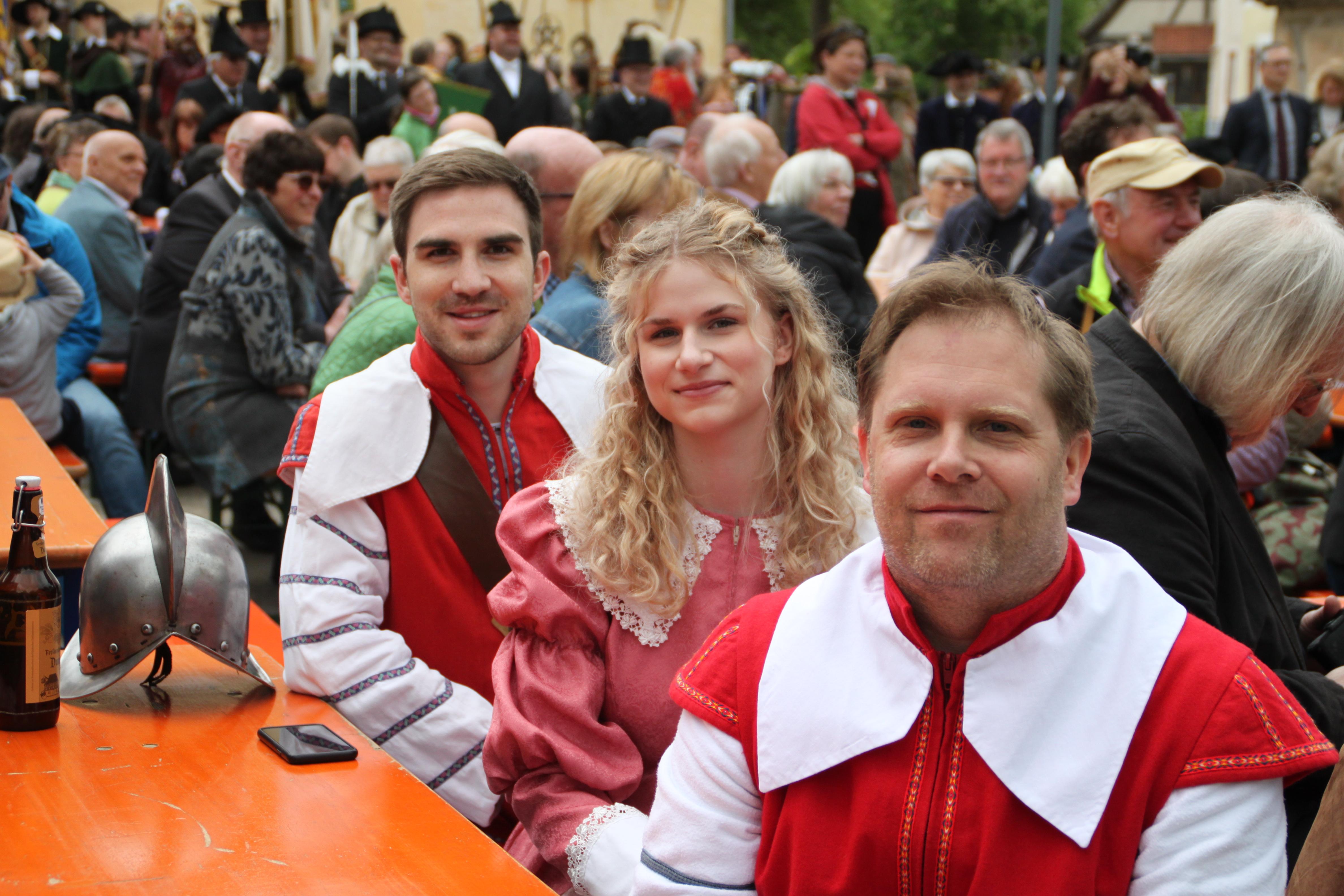 Viele bunte Trachten fanden sich auch im Publikum. 
