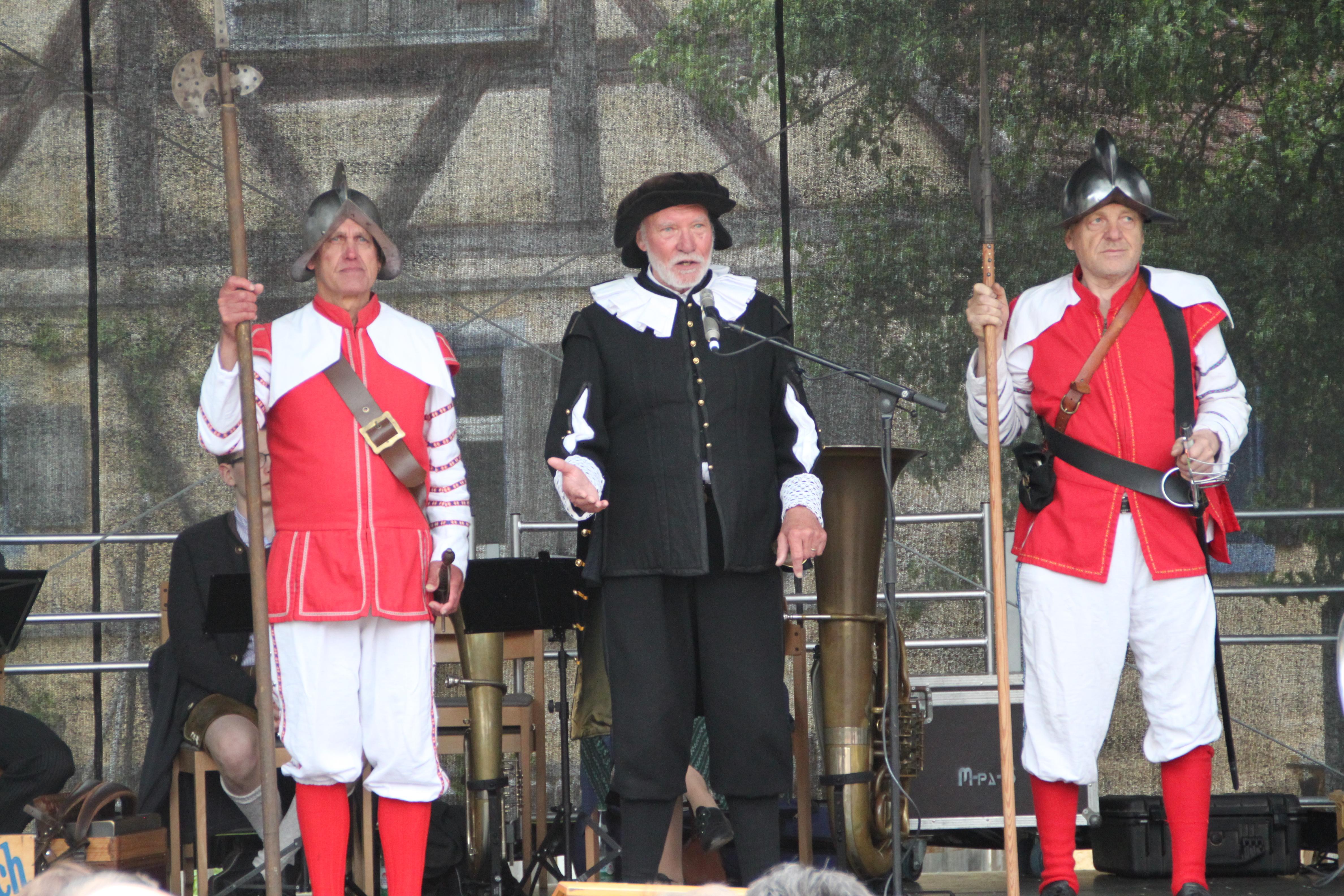 Auf der Bühne präsentierten die Teilnehmenden einen Prolog zu "Die Schutzfrau von Münnerstadt".