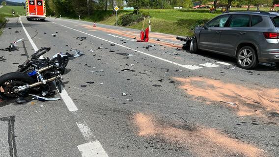 Von Autofahrer übersehen: Motorradfahrer nach Unfall im Kreis Regensburg in Lebensgefahr