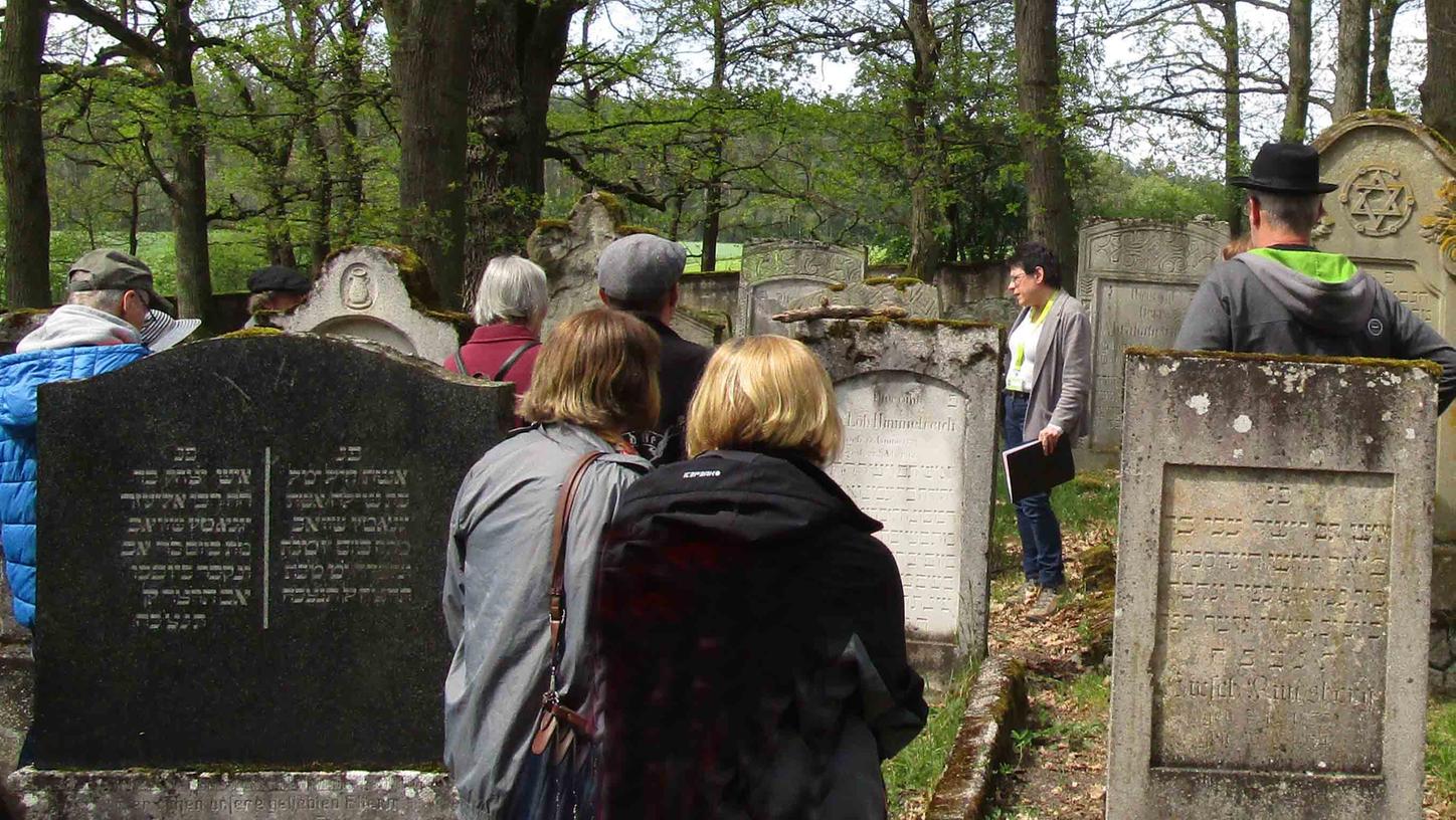 Über das einst blühende jüdische Leben berichtete Christiane Kolbet bei einer Führung über den jüdischen Friedhof Über das einst blühende jüdische Leben berichtete Christiane Kolbet bei einer Führung über den jüdischen Friedhof