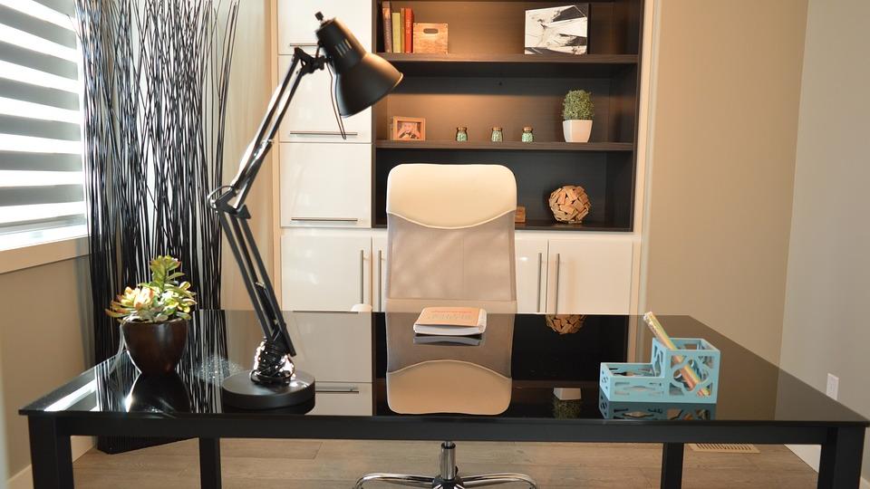 Ein ideal eingestellter Bürostuhl beugt Rücken- und Kreuzschmerzen vor