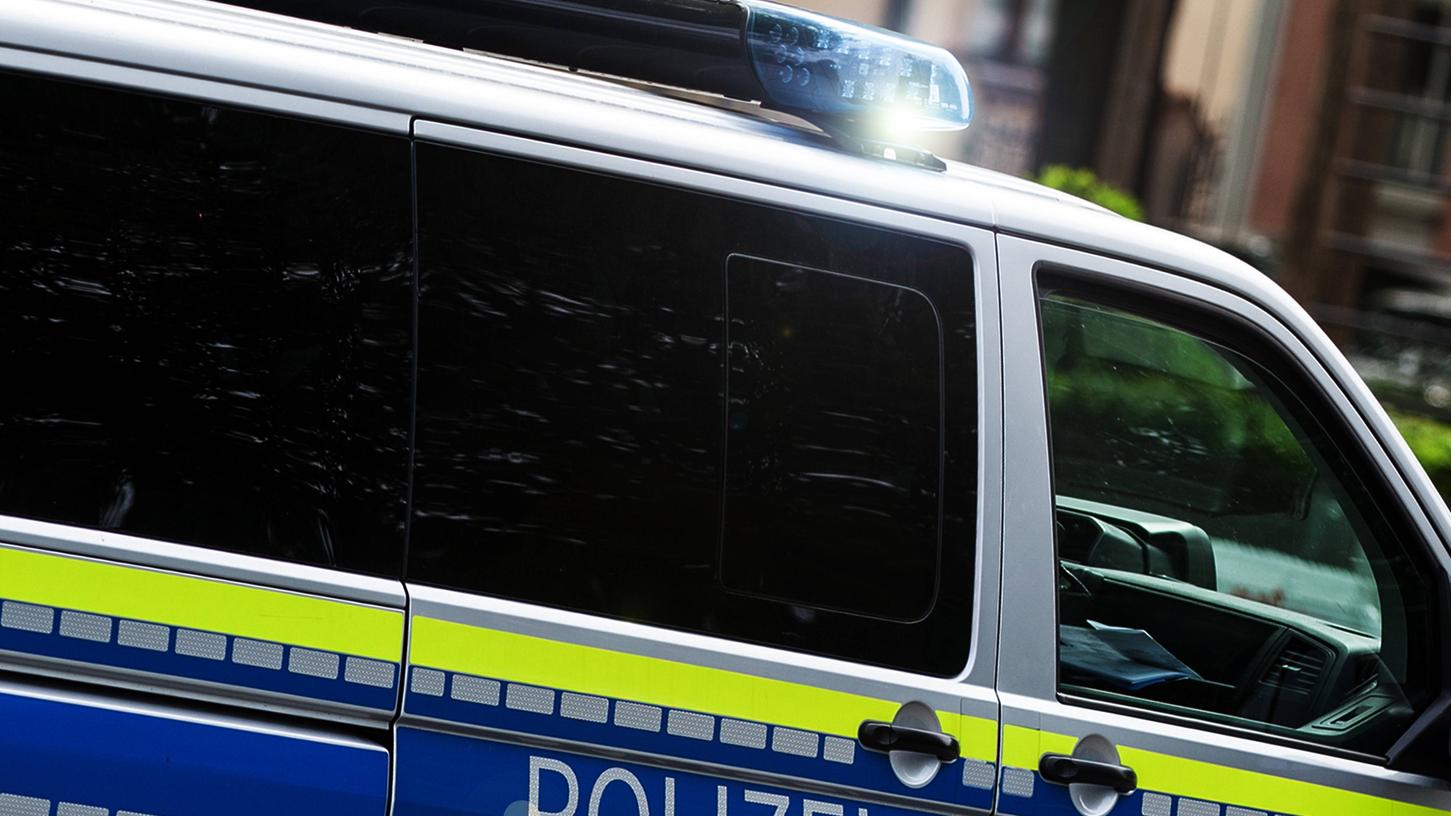 Die Polizei sucht nach Diebstählen auf einem Firmengelände nach Zeugen. Die Polizei sucht nach Diebstählen auf einem Firmengelände nach Zeugen.