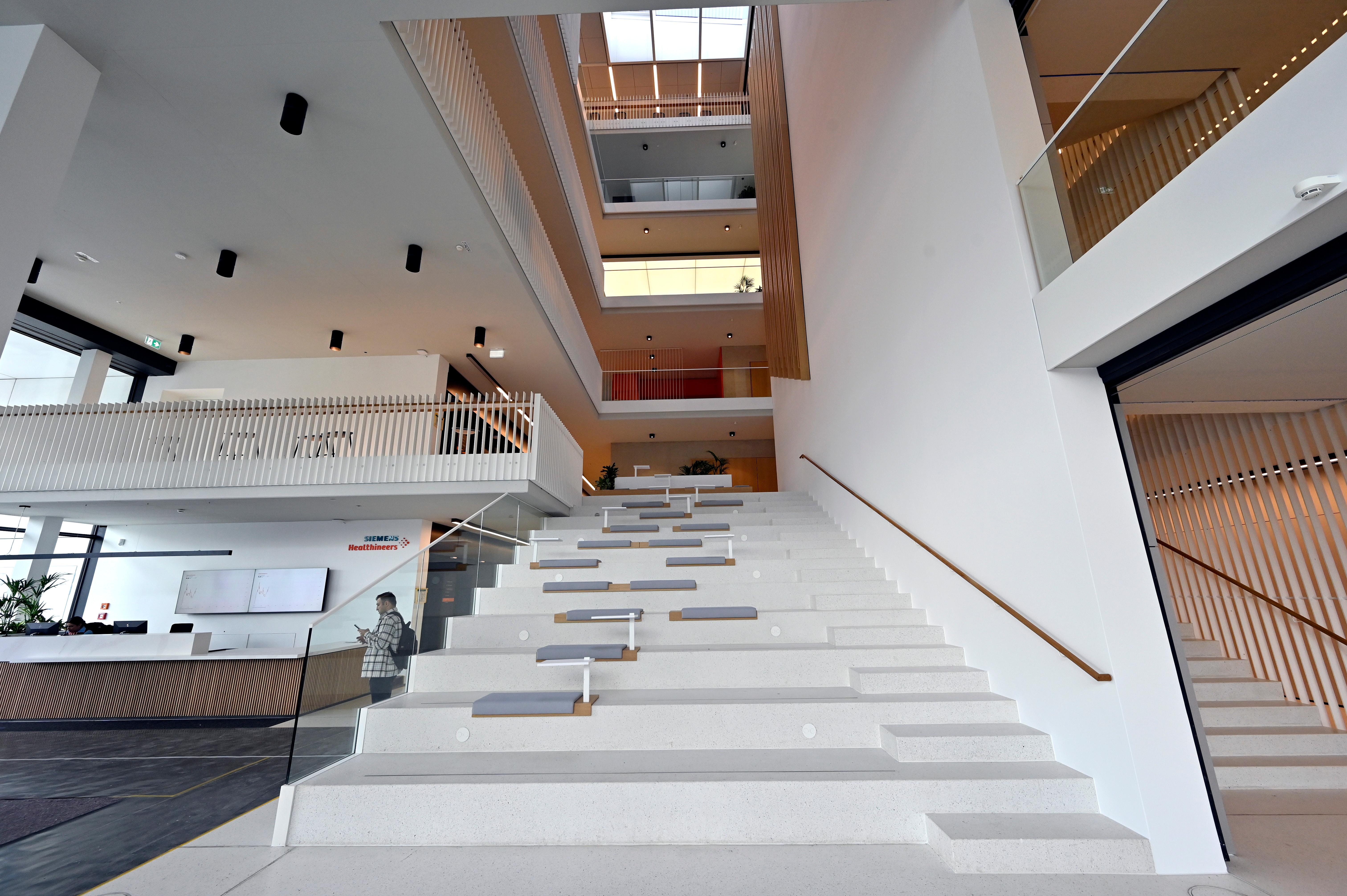 Die helle, lichte Architektur zeichnet das neue Trainingszentrum von Siemens Healthineers aus.  