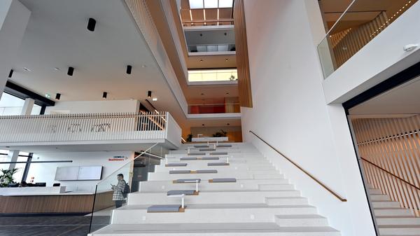 Die helle, lichte Architektur zeichnet das neue Trainingszentrum von Siemens Healthineers aus.