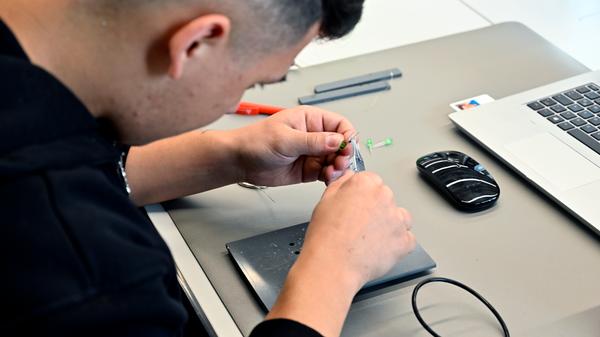 Hier arbeitet ein Auszubildender mit Leuchtdioden an einer elektronischen Schaltung.