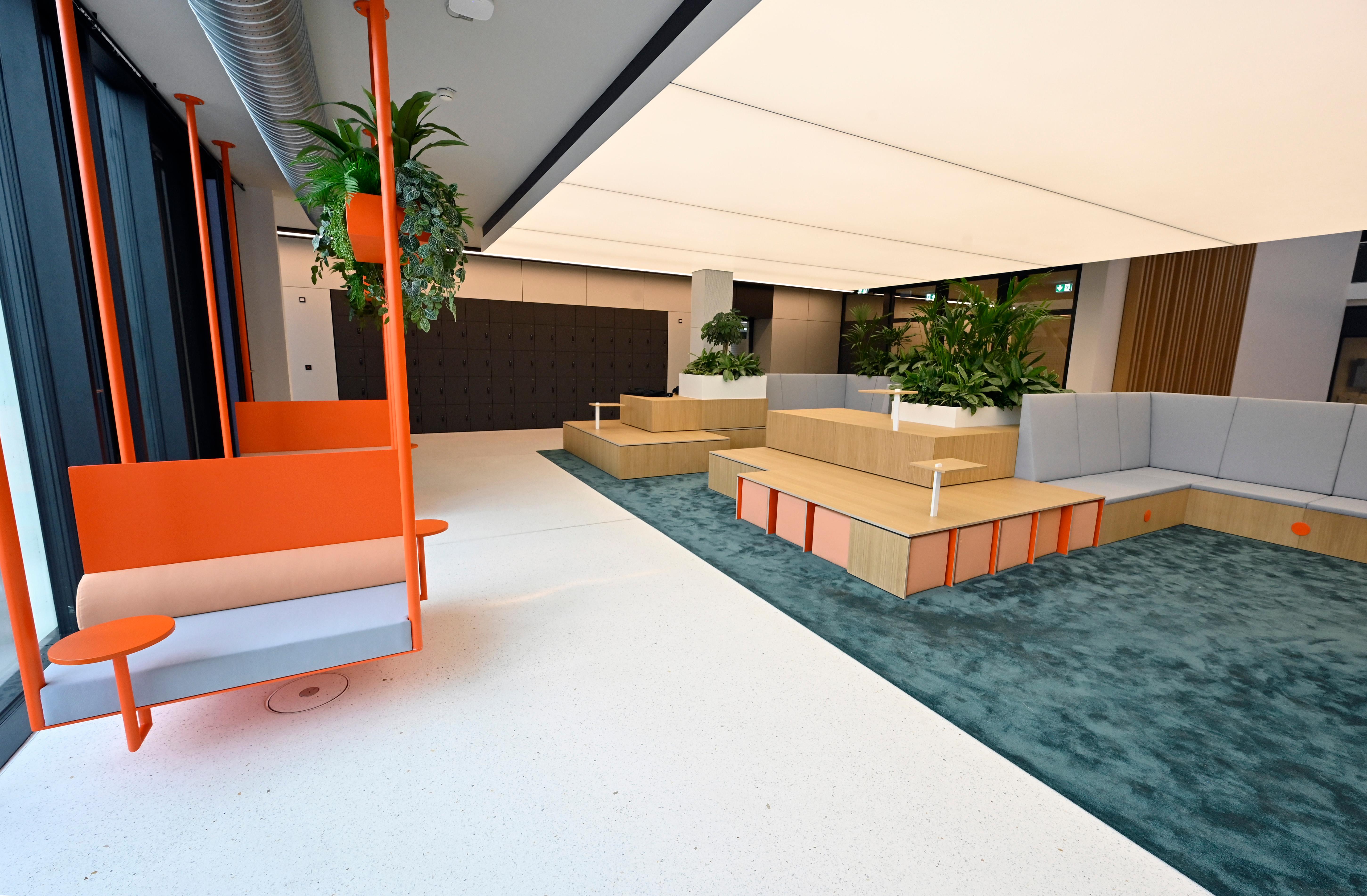 Verschiedene Sitzmöglichkeiten laden zu Treffen und zum Gedankenaustausch ein.