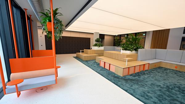 Verschiedene Sitzmöglichkeiten laden zu Treffen und zum Gedankenaustausch ein.