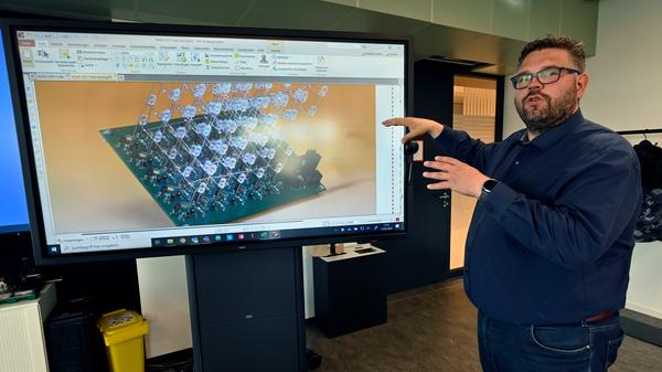 Marco Friepes vor dem Bild einer LED-Schaltung.