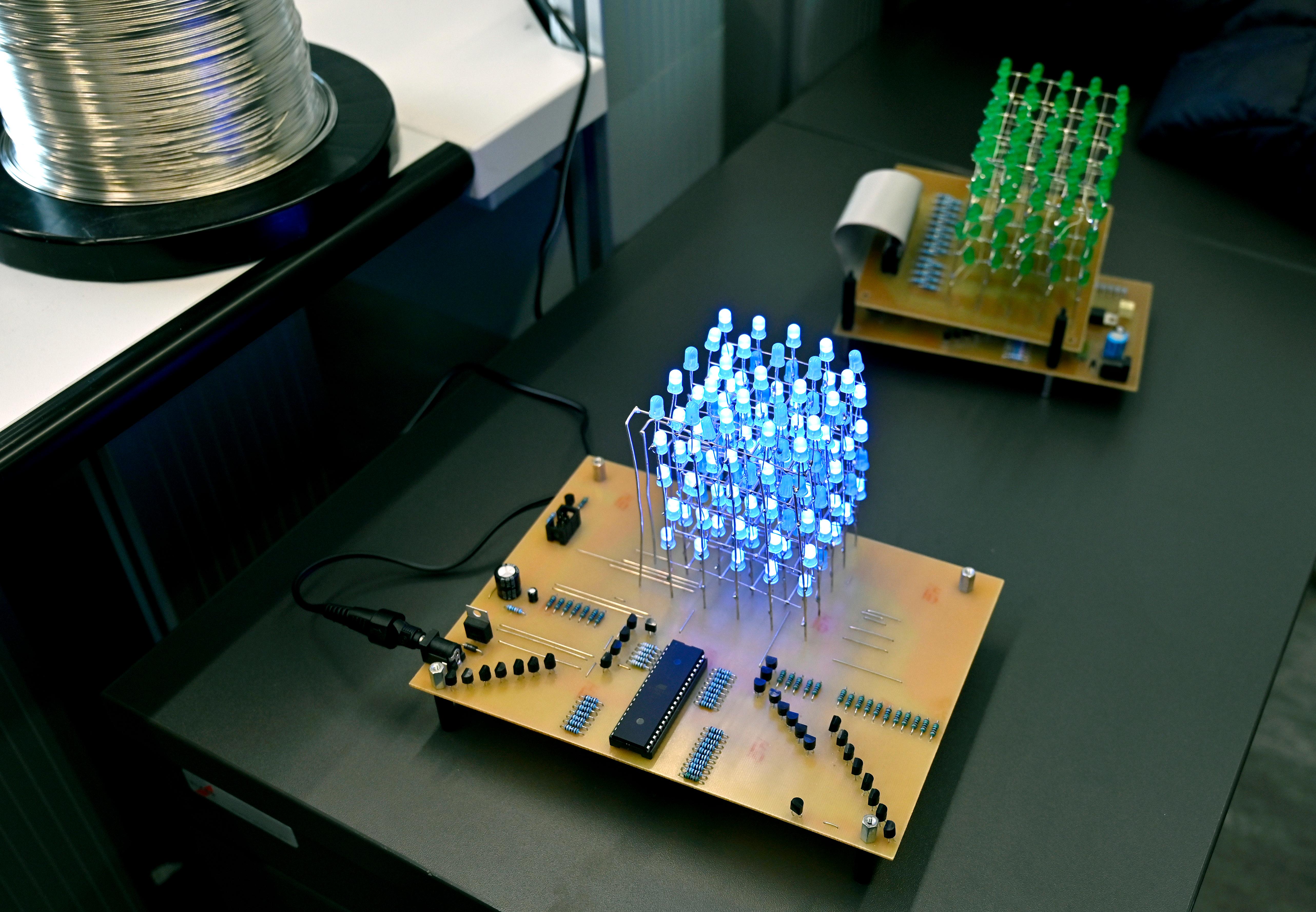 Dieser LED-Würfel wurde vom Platinenlayout über die Bestückung und Programmierung von den Auszubildenden komplett selbst hergestellt.