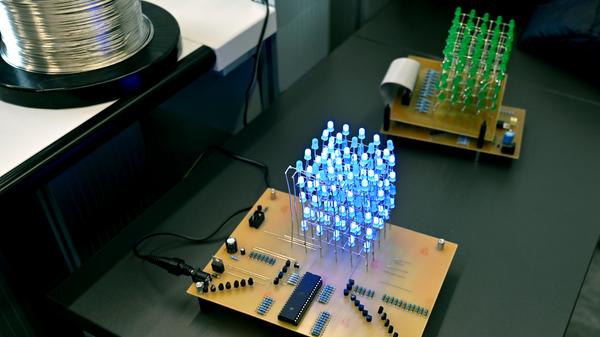 Dieser LED-Würfel wurde vom Platinenlayout über die Bestückung und Programmierung von den Auszubildenden komplett selbst hergestellt.