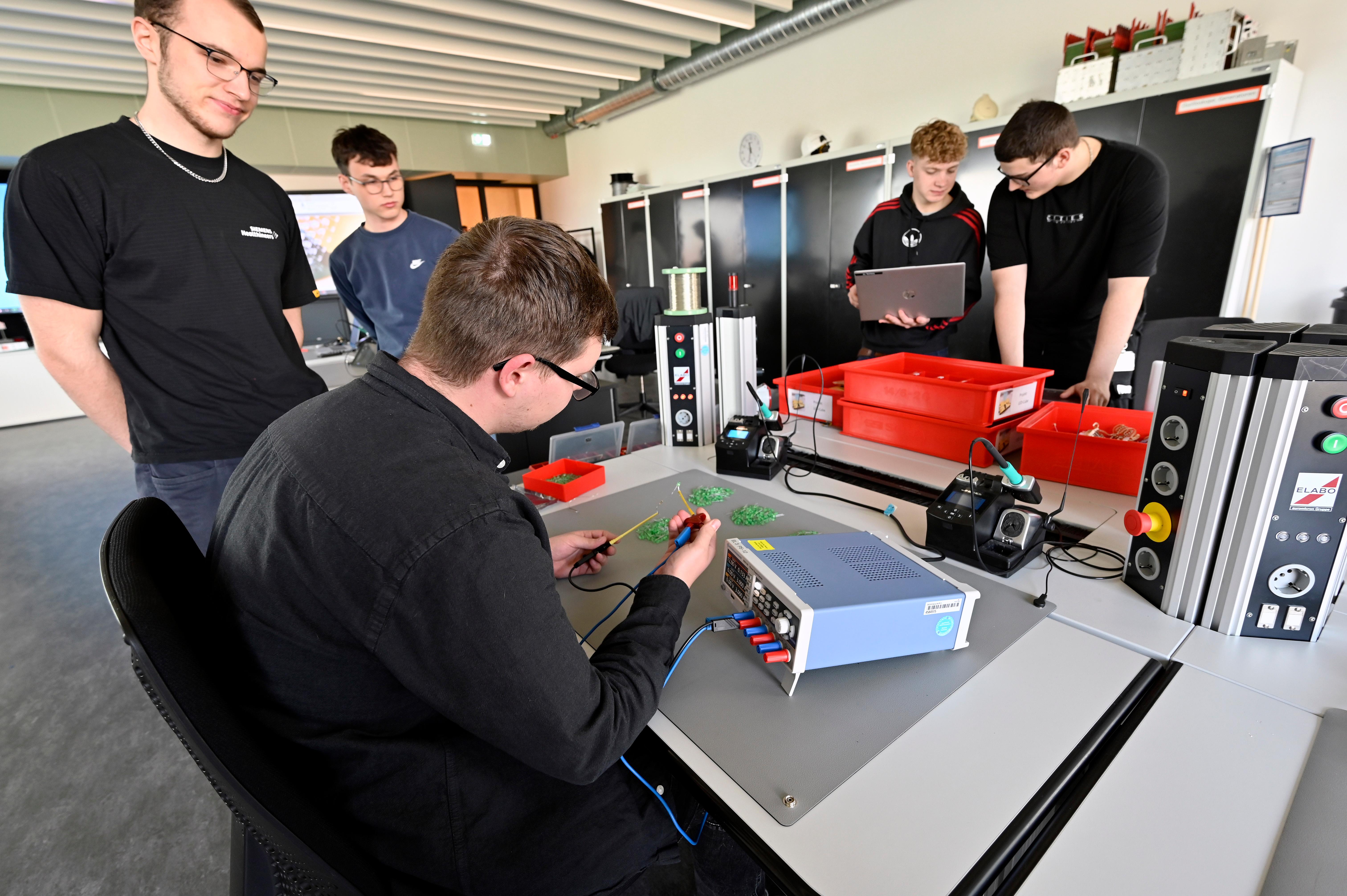 In unterschiedlich ausgestatteten Ausbildungsräumen können die unterschiedlichsten Fertigkeiten geschult und geübt werden.
