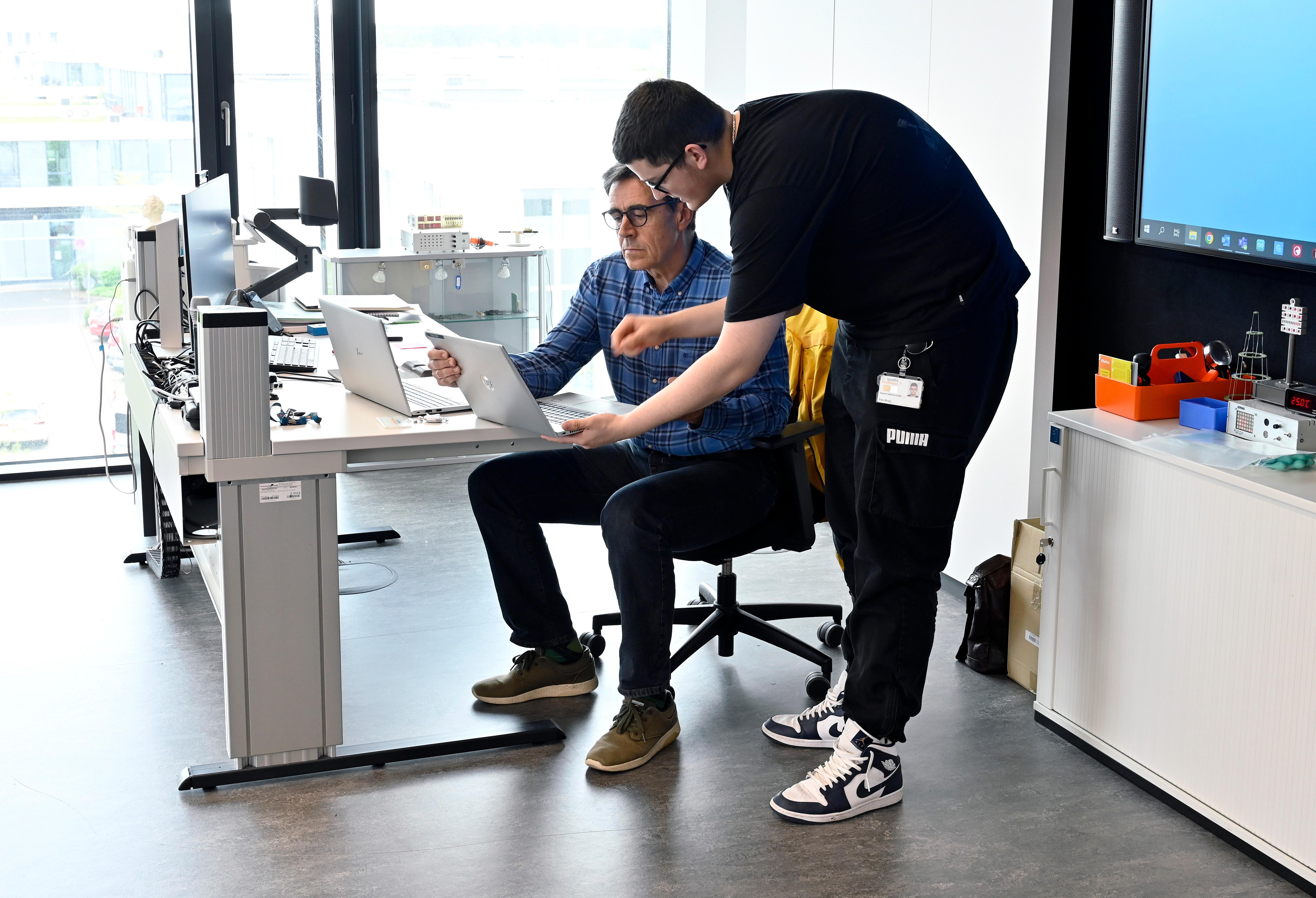 Bei Fragen hilft das Schulungspersonal weiter.  