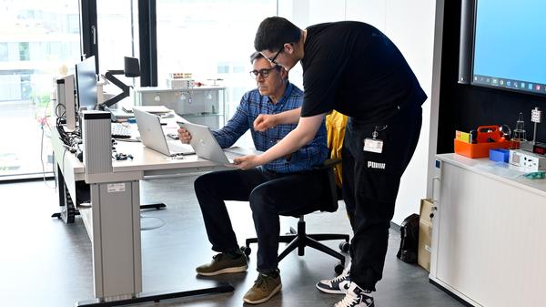 Bei Fragen hilft das Schulungspersonal weiter.