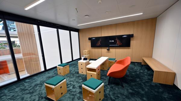 Der "Creativ Room" kann Rückzugsraum oder auch Raum für Teambesprechungen sein. Ideen können an einer beschreibbaren Wand skizziert werden.