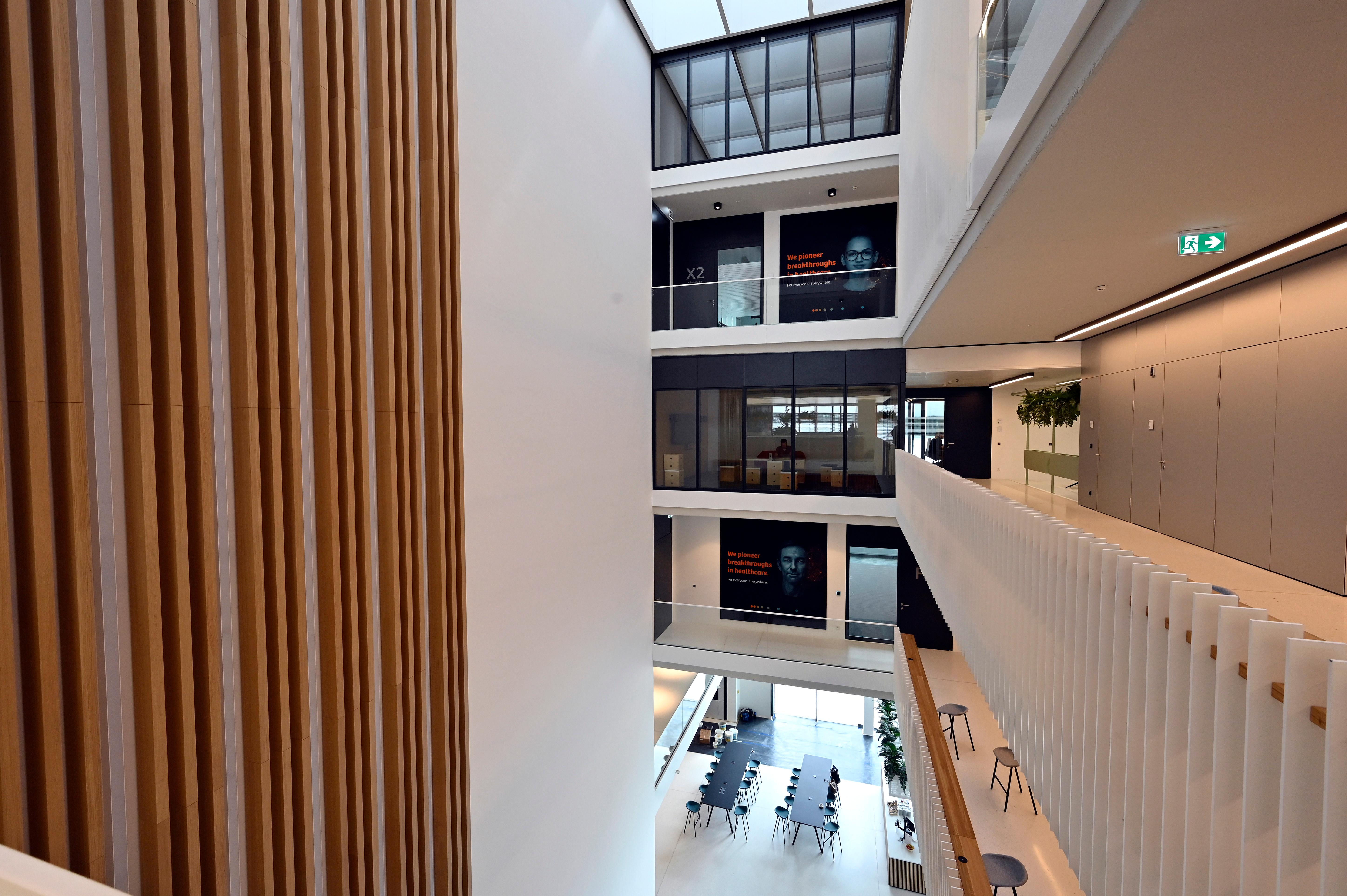 Das neue Trainingszentrum zeichnet sich durch eine moderne Formensprache mit viel Licht und Transparenz aus.  