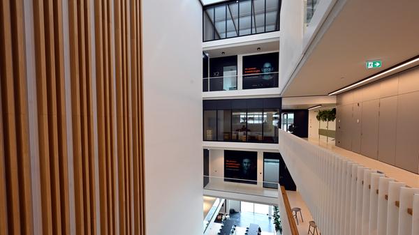 Das neue Trainingszentrum zeichnet sich durch eine moderne Formensprache mit viel Licht und Transparenz aus.