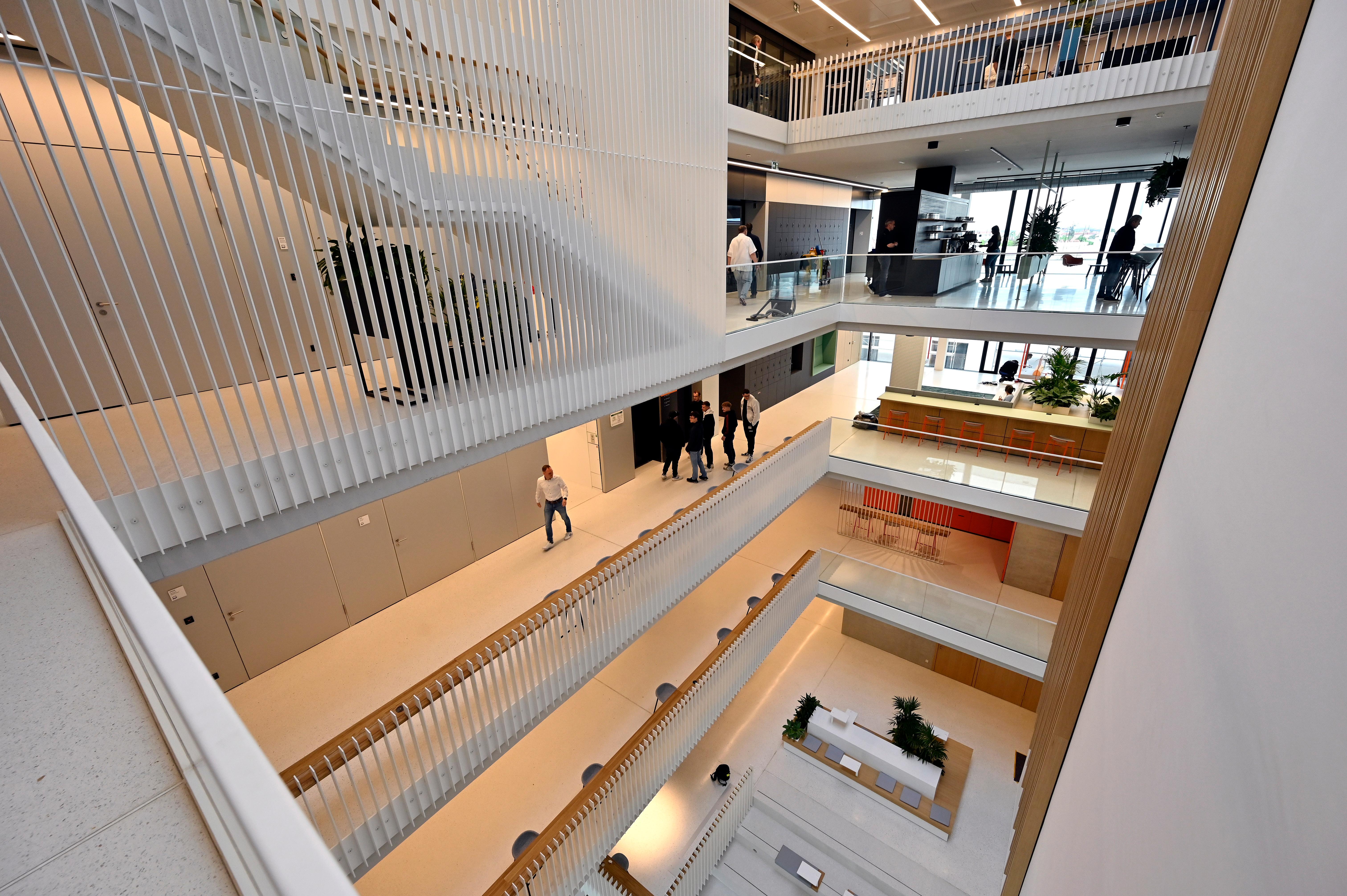 Das neue Trainingszentrum zeichnet sich durch eine moderne Formensprache mit viel Licht und Transparenz aus.