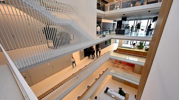 Das neue Trainingszentrum zeichnet sich durch eine moderne Formensprache mit viel Licht und Transparenz aus.