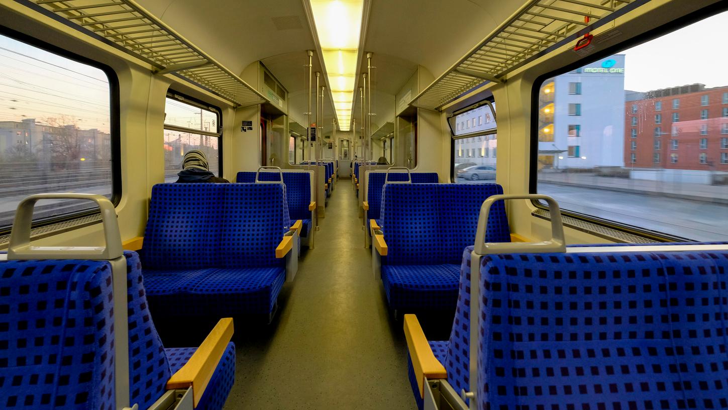 Fast leere S-Bahnen (wie auf diesem zu einem anderen Zeitpunkt entstandenen Foto) fuhren am Montag in Richtung Nürnberg. Der Grund: Die Pendlerinnen und Pendler dachten, diese Züge würden ausfallen.