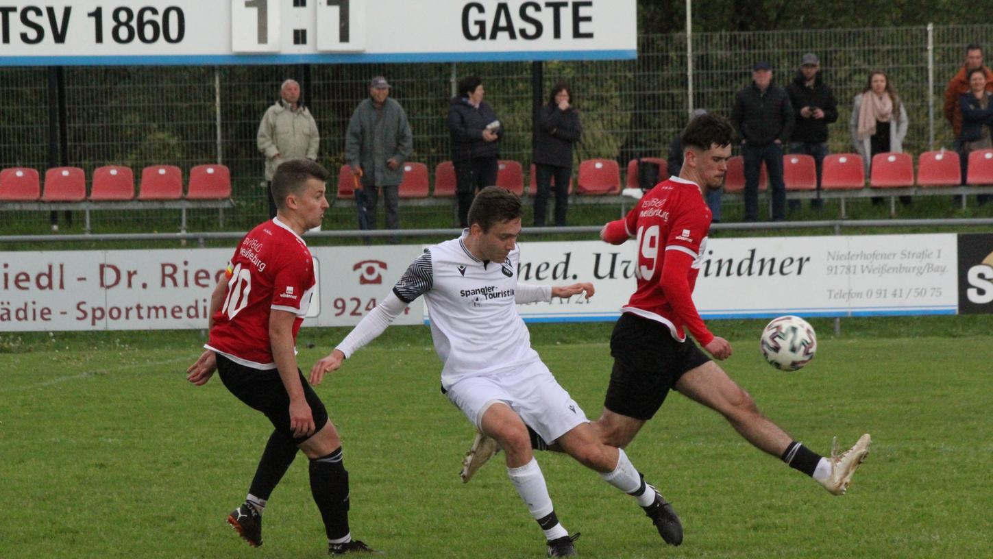 Der Toptorjäger der Landesliga Südwest: Christoph Hollinger – hier umzingelt von Christian Leibhard (li.) und Elvis Ljiko – traf in der Nachspielzeit zum 1:1 für Ehekirchen.  