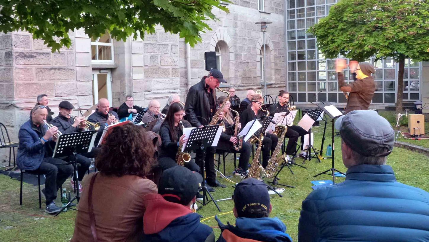 Das Ensemble der "Jazz Connection" gaben im Gerichtsgarten eine Kostprobe ihres Könnens. Das Ensemble der "Jazz Connection" gaben im Gerichtsgarten eine Kostprobe ihres Könnens.